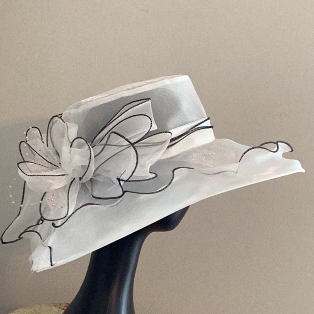 Kentucky derby  Tea Party FACINATOR Organza Hat in White & Black